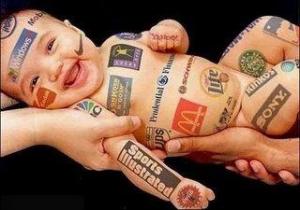 Marcas tatuadas en bebé